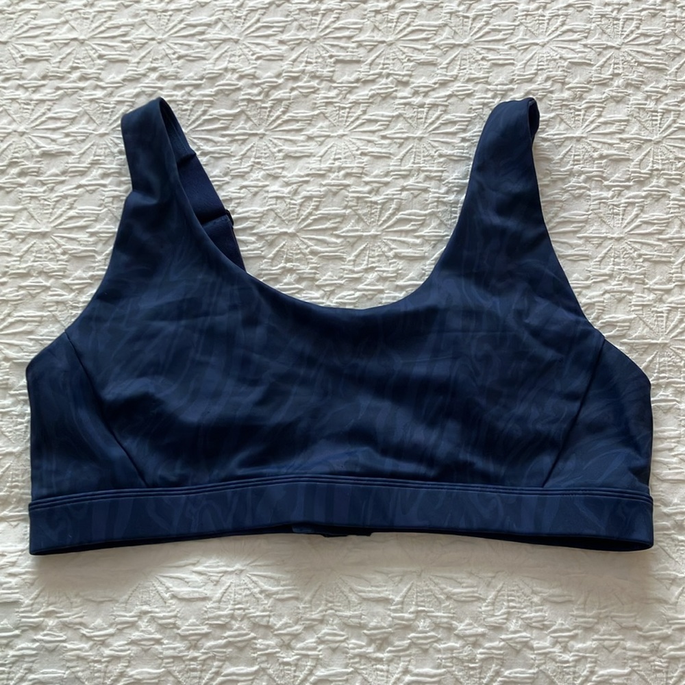 Lole sports bra in size XL. See sizing chart attached.